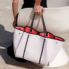 El bolso moderno para todos los días, perfecto para el trabajo, el gimnasio, la playa, los viajes y todo lo demás. Casual White Shoulder Bag For On-the-go, White Shoulder Weekender Bag For Travel, White Weekender Bag With Removable Pouch For On-the-go, White Weekender Bag With Double Handle For Travel, Casual White Shoulder Bag For Travel, White Double Handle Weekender Bag For Travel, White Double Handle Travel Bag, White Travel Bag With Removable Pouch, White Travel Bag With Removable Pouch For On-the-go