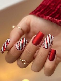 32 Glamorous Christmas Nail Ideas for a Dazzling Holiday Look - Mekardo Festive Nail Designs, Nagellack Trends, Festive Nail Art