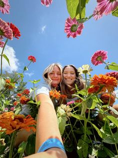 Friends Creative Photos, Best Friend Garden Photoshoot, Spring Picture Ideas Instagram, Cute Ig Photos, Best Friend Photoshoot Sunflower Field, Flower Photoshoot With Friends, Spring Activities With Friends, Field Pics With Friends, Friend Pics To Recreate