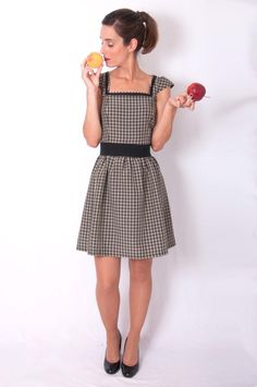 Plaid dress, waist cut with shirred skirt, short sleeves and squared neckline. Invisible side zipper clousure. Dress length: 91cm. *Belt not includedSizes guide:S: Bust 84-88 - Waist 66-70cm - Hip 90-94cmM: Bust 88-92 - Waist 70-74cm - Hip 94-98cmL: Bust 92-96 - Waist 74-78cm - Hip 98-102If you have any doubt when choosing your size, just email us at floren@dresses2kill.com. Fitted Mini Dress With Smocked Bodice And Short Sleeves, Short Sleeve Dress With Smocked Back And Fitted Waist, Fitted Smocked Dress With Short Sleeves, Black Fitted Smocked Dress, Black Fitted Smocked Dress With Short Sleeves, Black Smocked Dress With Square Neck, Shirred Skirt, Skirt Short, Plaid Dress