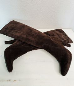 Super nice vintage genuine suede boots in dark chocolate color Very good quality Brand: ENZO ANGIOLINI EU/DE size: 40 US size: 9 M UK size: 7 genuine suede in dark brown Heel height: 8 cm Sole width: 8.2 cm Shaft circumference: 36 cm closes with a zipper In excellent vintage condition - very slight signs of wear Dark Chocolate Color, Vintage Suede, Chocolate Color, Brown Heels, Boot Brands, Suede Boots, Boot Shoes Women, Chocolate Brown, Women's Boots