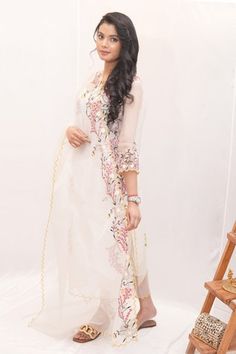 White sheer kurta with thread embroidered floral motifs, pearl embellishments and scalloped borders. Comes with culottes, undershirt and dupatta. - Aza Fashions White V-neck Festive Kurta, Sheer Kurta, Organza Kurta, Kurta And Dupatta, White Kurta, Women Kurta, Straight Kurta, Khalid, Set Women