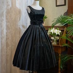 A jumper skirt that looks like an elegant princess of royalty. Made of thick velvet fabric, the waist is decorated with a ribbon, the back is boldly open and decorated with a pearl chain. Now, let's go to the ball tonight. 
 
 ＜Scheduled delivery＞ 
 
 This is a made-to-order product. 
 It will take approximately 2 to 2 and a half months from order to delivery. 
 
 
 ＜Color＞ 
 
 Black 
 Wine red 
 Dark green 
 
 
 ＜Size＞ 
 
 S size 
 
 Length: 110cm 
 Bust: 82-88cm 
 Waist: 56-66cm 
 
 M size Gothic Velvet Dress For Winter, Gothic A-line Formal Dress, Elegant Sleeveless Dresses For Costume Party, Velvet A-line Dress For Winter, Elegant Full Skirt Winter Dress, Gothic Sleeveless Formal Dress, Winter Velvet Costume Party Dresses, Velvet Dresses For Winter Costume Party, Winter Party Knee-length Vintage Dress