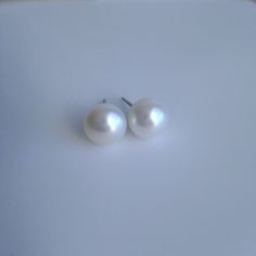 Jewelry: Pearl earrings  Pearl Type: Freshwater Pearl Pearl Luster: Excellent Pearl Surface: Clean Pearl Color: White Pearl shape: Button Pearl Size: Approx 7-8 mm Earring Type: Stud Metal: Silver (friendly to sensitive ears) Item code: JEW002068  You will receive this earrings in a beautiful jewelry box or bag. Jewelry Pearl Earrings, Earring Simple, Freshwater Pearl Earrings, Jewelry Pearl, Freshwater Pearls Earrings, Earrings Pearl, Fresh Water Pearl, White Freshwater Pearl, Pearl Types