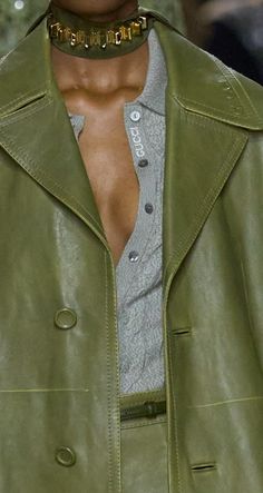 Dark Green Fashion Aesthetic, Green Autumn Outfit, Green Leather Jacket Outfit, Green Leather Jacket, Cold Fashion, Green Leather Jackets, Clothing Details, Fashion Victim, Winter Trends