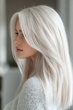 23 Gorgeous Winter Hair Color Ideas For Blondes Winter Blonde Hair, Winter Hair Color Ideas, Color Ideas For Blondes, Hair Color Ideas For Blondes, Blond Balayage, Ice Blonde, Medium Layered Hair, Goldman Sachs, Silver Grey Hair