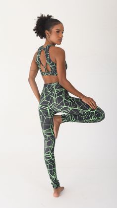 DESCRIPTION Wondering why these leggings are a fan favorite? Maybe it’s the sculpting, high-compression fabric. Or the fact that they fit like a glove, complete with a wide, double-layered waistband for a holds-you-in feel. On-trend high waist Hold-everything pockets Exclusive print Wear-tested by our in-house team for the perfect fit FIT AND FABRICATION 89% Polyamide 12% Spandex DESIGNED FOR High-intensity workouts, pilates, yoga & studio-to-street style PERFECT MATCH Matrix Feminine Bra T408 Workouts Pilates, Pilates Yoga, High Intensity Workout, Compression Fabric, Yoga Studio, A Fan, Level Up, Perfect Match, Matrix