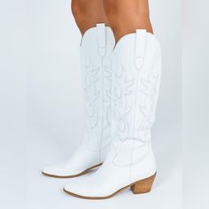 Adorable Nwot White Cowboy Boots! -No Stains Or Discoloring -New Without Tags -Forgot I Had These & Are No Longer My Size -So Pretty -Measurements Are Shown -Cute To Dress Up Any Outfit Or Maybe Cowgirl Barbie For Halloween?? ;) R, 12 Country Music Outfits, Summer Country Concert Outfit, Female Packing List, Country Concert Outfits, Concert Outfit Summer, Wilde Westen, White Shoe, Embroidered Boots, Country Concert Outfit