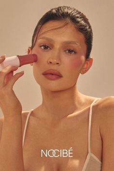 Découvrez le Blush Stick Kylie Cosmetics et sa formule crème qui se fond parfaitement sur votre peau pour une jolie touche de couleur ! Disponible en 6 teintes, en exclusivité, dans certains de nos magasins et sur Nocibe.fr. Book Commercial, Stick Blush, Guys Grooming, Blush Stick, Make Up Inspo, Powder Blush, Beat Face, Kardashian Jenner, Kylie Cosmetics