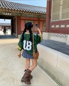 Oversized jersey and mini skirt is the ultimate summer combo and adding accessories will make the outfit even better!! Pleated Mini Skirt Outfit, Mini Skirts Outfits Summer, Streetwear Skirt, Skirt Outfit Summer, Mini Skirt Outfit, Football Jersey Outfit, Pleated Skirt Outfit, Oversized Jersey, Skirt Streetwear