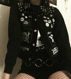 Metalhead Fashion, Crust Pants, Goth Jacket, Vest Ideas, Punk Fashion Diy, Battle Vest, Battle Jackets, Denim Diy Clothes, Metal Jacket