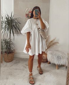 Birkenstock Outfit Summer, White Baby Dress, White Dress Outfit, Birkenstock Outfit, Skandinavian Fashion, Mode Boho, Looks Street Style, Summer Dress Outfits, Mode Inspo