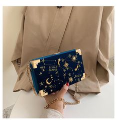 Brand Name: AILURUS FULGENS PARKShape: BoxPlace Of Origin: ZHE JIANG ?ProvinceHandbags Type: Shoulder BagsTypes of bags: Shoulder Crossbody BagsOrigin: CN(Origin)Main Material: VELOURClosure Type: HaspHardness: HARDExterior: Solid BagStyle: FashionModel Number: W20112601Lining Material: PolyesterOccasion: VersatileGender: WOMENPattern Type: SolidNumber of Handles/Straps: SingleInterior: Interior Slot PocketDecoration: EmbroideryDecoration: ChainsItem Type: HandbagsSize: 19cmX12cmX5cm Badge Box, Boxy Bags, Suede Purse, Party Clutch, Box Patterns, Zodiac Gifts, Crossbody Messenger Bag, Black Chain, Velvet Bag