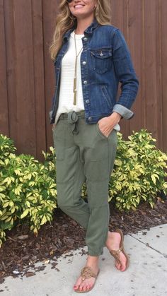 Adrette Outfits, Jogger Pants Outfit, Green Pants, Casual Work Outfits, Fashion Over 50, Work Casual