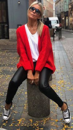 Trendy Christmas Outfits, Outfits With Converse, Red Cardigan, Cardigan Outfits, Red Sweater, 가을 패션, Casual Street Style, Mode Inspiration