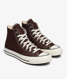 Since its inception, Converse has been a symbol of style and authenticity. It all started on the basketball courts of Massachusetts, aiming for a blend of functionality and timeless design.Get ready to elevate your sneaker collection with the Converse Chuck Taylor All Star Chuck 70 HI in rich brown, now available for Fall/Winter 2024. Known for its iconic status, the Chuck Taylor All Star remains a favorite, revered for its distinctive high-top silhouette and unmatched comfort. This classic and 70s Shoes, Brown Converse, Brown Trainers, Baskets Converse, Bday Wishlist, Retro Trainers, Sneakers Converse, Converse Chuck 70, High Shoes