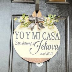 a door with a sign that says yo y'mi casa and flowers on it