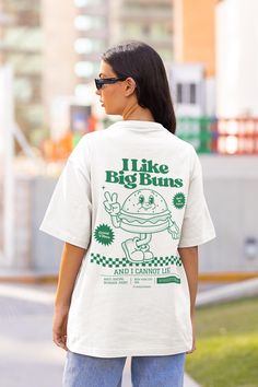 Retro Burger Shirt, Diner T Shirt, 90s Nostalgia Shirt, Retro Foodie Shirt, with a 2 Part Design on the Front and Back, with a Quote that Reads: I like big buns and I cannot lie. Order a size or two up for an oversized look. We Offer Free UK Delivery. NOTE TO OUR CUSTOMERS We are a new business and very much appreciate your support! If you love your Tee as much as we hope you do, please leave us a review, thank you in advance- stay cosy and stay groovy! 💚 HOW TO ORDER 💚 1. Check our photos for Retro Diner Branding, Oversized Y2k Tops With Cartoon Print, Oversized Y2k Graphic Print Top, Retro Streetwear Tops With Cartoon Print, Retro Cartoon Print Tops For Streetwear, Retro Tops With Cartoon Print For Streetwear, Oversized Cartoon Print Graphic Tee, Y2k Funny Print Crew Neck Shirt, Retro Short Sleeve Top With Cartoon Print