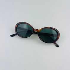 True vintage oval sunglasses featuring a red tortoise frame with smoke black tint lens. True genuine vintage sunglasses from the 90s. This style is unisex. - 400 uv - new vintage from the 90s - includes sunglasses pouch Available in black https://etsy.me/3HiiDcf Also available in brown tortoise https://etsy.me/3rz8SPm Retro Tortoiseshell Cat Eye Sunglasses With Tinted Lenses, Vintage Oval Sunglasses For Summer, Retro Tortoiseshell Cat Eye Sunglasses, Vintage Oval Sunglasses With Uv Protection, Retro Oval Brown Sunglasses, Retro Brown Oval Sunglasses, Vintage Tortoiseshell Sunglasses For Summer, Sunglasses Pouch, Tortoise Sunglasses