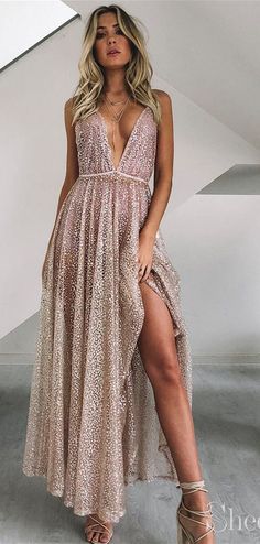 Fitted deep v-neck prom dresses.Prom Dresses 2019,long Prom Dresses, #eveningdresses #eveninggowns #formaleveningdresses #promdresses#graduationparty #promdresseslong #promdresseslace #prom #promgown #quinceanera #promdress2019 #prom2k19 Cherry Print Dress, Short Beach Dresses, Gold Maxi Dress, Shiny Dress, Short Dress White, Lace Prom Dresses, Prom Dresses Long Lace, Long Formal Dresses, Boho Dresses Long