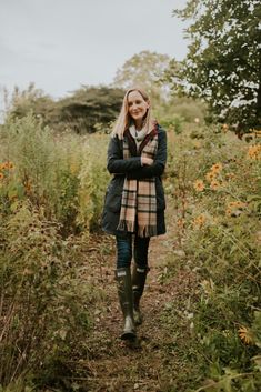 Ireland Rain Outfit, Barbour Boots Woman, Work Boots For Women Outfits, British Wardrobe, Wellington Boots Outfit, Boots For Women Outfits, Ireland Outfits, Rain Outfits