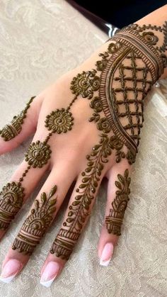 henna designs for hands and feet are very attractive, but they can be difficult to do