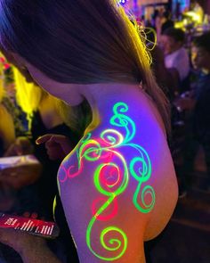 Glow In The Dark Paint On Body Ideas, Uv Paint Makeup, Glow Party Outfit Women, Uv Party Outfit, Glow Party Makeup, Glow In The Dark Outfit Ideas, Glow Paint Party, Rave Face Paint, Neon Makeup Looks