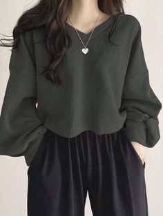 Camiseta Femenina De Manga Larga De Hombro Caído Con Cuello En V Y Color Sólido Verde militar Casual  manga larga Tela Liso  Elástico Ligero Primavera/Otoño Women Clothing, size features are:Bust: ,Length: ,Sleeve Length: Street Style Outfits Casual, Modest Dresses Casual, Korean Casual Outfits, Trendy Fashion Tops, Quick Outfits, Minimal Outfit, Easy Trendy Outfits, Classy Outfits