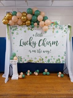 balloons and streamers decorate the entrance to a st patrick's day celebration in an indoor gym