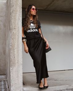 How to Style a Slip Skirt - 25 Chic Slip Skirt Outfit Ideas – May the Ray Slip Skirt Outfit Fall, Black Slip Skirt Outfit, Black Maxi Skirt Outfit, Black Satin Skirt, Skirt Outfit Casual, Skirt Outfit Fall