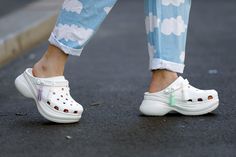 100 Perfect Celebrities In Crocs Ideas in 2023 Crocs Platforms Outfit, Crocs Platforms, Platforms Outfit, Black Converse Low, Crocs Platform, Types Of Sandals