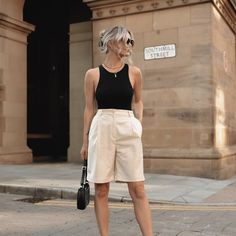 Bermuda Shorts Outfit Work, Women Bermuda Shorts Outfits, Short Pants Outfit Women, Bermuda Pants Outfits, Outfits Con Bermudas, Short Outfits Women, Bermuda Shorts Outfit Women, Bermuda Shorts Outfit Street Styles, Look Elegante Casual