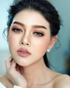 Bridal Makeup For Brown Eyes, Thai Makeup, Makeup Asia, Romantic Wedding Makeup, Wedding Makeup Vintage, Pale Skin Makeup, Makeup Cantik, Pale Makeup, Bentuk Alis