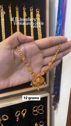 Light Weight Gold Necklace, Daily Use Gold Earrings Indian, Big Earrings Gold, Short Gold Necklace, Pretty Gold Necklaces, Indian Gold Necklace Designs, Simple Necklace Designs, Black Beads Mangalsutra Design