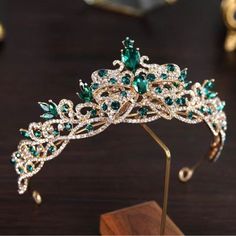 High Grade Material And Unique Craftsmanship: This Women's Crystal Rhinestone Crown Is Made Of Alloy, The Colors Are Gorgeous And Match Each Other, Elegant And Generous. Featuring Bright And Clear Handcrafted Crystal And Rhinestone Designs, This Queen's Crown Brings Out Its Best In This Vintage Women's Tiara, Glamorous And Delicate With Crystal Rhinestones In Royal Glory. One Size Fits All: For Girls And Adults. The High Quality Crystal Rhinestones Are Set In The Alloy Crown, Shining Brightly. Q Green Crown Queen, Quinceanera Crowns Emerald Green, Emerald Green Quince Tiara, Dark Green Quinceanera Crown, Emerald Bouquet Wedding, Emerald Crown Queens, Emerald Green Quinceanera Ideas, Emerald Quince Crown, Green And Gold Tiara