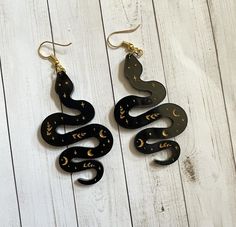 Earrings are made from purple and black acrylic, and assembled with jump rings. They are approximately 2 inches in length. Earring hooks are nickel free metal. Celestial Snake, Halloween Jewelry Diy, Witchy Earrings, Spooky Earrings, Fantasy Earrings, Witch Earrings, Earrings Halloween, Snake Earrings, Halloween Earrings