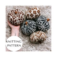 several knitted pumpkins sitting on top of a white rug with the words knitting pattern below them