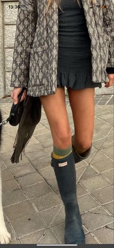 Hunter Boots And Dress, Chic Rain Outfit, Wellie Outfits, Hunter Rainboots Outfit Fall, Hunter Boots Aesthetic, Hunter Boots Outfit Summer, Tall Rain Boots Outfit, Outfits With Hunter Boots