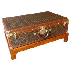 This piece of luggage is a magnificent Louis Vuitton Alzer monogramm suitcase. This 80 cm suitcase is the largest and the most luxury one made by Louis Vuitton. It features all Louis Vuitton stamped solid brass fittings: locks, clasps and studs. It also features a traveling label on one side.Very nice interior, fresh and clean, no smell, all original with its removable tray and its serial number label.Please note that its removable tray has been consolidated a while ago. Dimensions: 80 cm x 52 c Louis Vuitton Suitcase, Sac Louis Vuitton, Box Maker, Louis Vuitton Trunk, Wicker Trunk, Louis Vuitton Store, Travel Trunk, Antique Trunk, Steamer Trunk