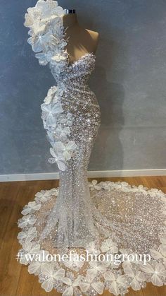 Prom Dress Bottom, Boujie Wedding Dress, Extravagant Hoco Dress, Beautiful Gala Dresses, Pearl Wedding Dress Black Women, Luxury Evening Gowns, Exquisite Wedding Dress, Silver And White Wedding Dress, Extreme Wedding Dresses