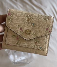 Wallet Inspiration, Vanilla Aesthetic, Purse Aesthetic, Coach Floral, Handbag Essentials, Antique Floral, Cute Wallets, Girly Bags, Girly Accessories