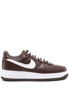 chocolate brown/white calf leather signature Swoosh logo detail logo patch at the tongue branded heel counter perforated toebox round toe front lace-up fastening branded insole signature Air Max sole Tenis Air Force, Nike T, Nike Air Force 1 Low, Brown Sneakers, Basketball Sneakers, Swoosh Logo, Retro Sneakers, Air Force 1 Low, Nike Air Force 1