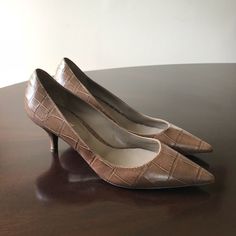 - Designer = Delman -Size = 10m(40). Trunk 26 - Msrp =$395 Rich Brown Anaconda Print Leather Designer Delman Women’s Size 10m (40) Pointed Toe Heels. - Kitten Heels. -2.75” Inches Kitten Heel. - Made In Italy. - Padded Leather Insole And Leather Outsole. - Genuine And Authentic Or Your Money Back. Trunk 26 Brown Closed Toe Kitten Heels With Padded Heel, Brown Closed Toe Kitten Heels For Work, Brown Kitten Heels With Sculpted Heel And Round Toe, Brown Almond Toe Court Shoes With Deep Heel Cup, Brown Kitten Heels With Almond Toe, Brown Pointed Toe Kitten Heels With Sculpted Heel, Brown Kitten Heels With Sculpted Heel For Work, Brown Sculpted Heel Kitten Heels For Work, Brown Kitten Heels With Sculpted Heel And Almond Toe