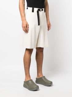 Le Short Meio oversize shorts from Jacquemus featuring milk white, stretch-design, oversize frame, mid-rise, concealed front fastening, belted waist, buckle fastening, belt loops, two diagonal pockets to the sides, rear patch pocket, short side slits and wide leg.This piece fits true to size. We recommend you get your regular sizeModel is 1,84m / 6ft 1in wearing size 48 (IT) Spring Shorts With Belt Detail, Casual High Waist Shorts With Belt Detail, Casual High-waist Shorts With Belt Detail, Spring Short Bottoms With Belt Detail, White Workwear Shorts With Belt Loops, White Belted Shorts For Summer, White Bottoms With Belt Detail For Spring, White Belted Short Bottoms, White Belted Bottoms Short Length