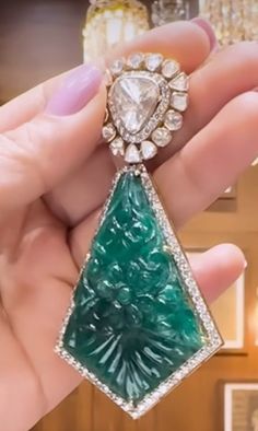 Jadau Jwellery, Carving Stone, Diamond Pendants Designs, Diamond Pendants, Jewelry Design Earrings, Indian Wedding Jewelry, Design Earrings, Ear Rings, Pendant Design