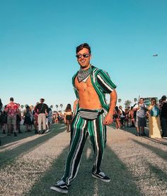 Male Rave Outfits, Coachella Mens Fashion, Festival Outfits Neon, Mens Rave Outfits, Mode Coachella, Coachella Outfit Men, Tomorrowland Outfit, Mens Festival Fashion, Coachella Fits