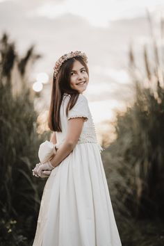 Reportaje de Comunión en Exteriores / Daniela - Mateo Soriano Fotografía Communion Decorations, Estilo Boho Chic, Long White Dress, Cinematic Photography, Bride Poses, Beach Photoshoot, Holy Communion, First Communion