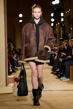 Coach Fall 2024 Ready-to-Wear https://www.vogue.com/fashion-shows/fall-2024-ready-to-wear/coach/slideshow/collection#23 Mustang Jacket, Trendy Fall Fashion, Coach Fashion, Fall 2024, Minimal Fashion, Couture Fashion