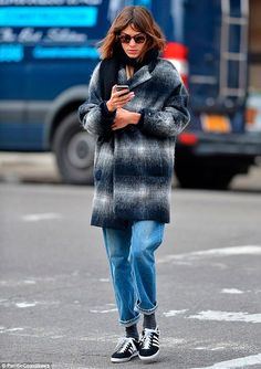 Alexa Chung Converse, Alexa Chung Style Winter, Street Style Boyfriend Jeans, Alexa Chung Street Style, Boyfriend Jeans Style, Checked Coat, Alexa Chung Style, Grunge Shirt, I'm With The Band