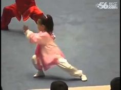 Little Girl Zhang Yuting performs a Chen Tai Chi competition form along with other children. Tai Chi Movements, Tai Chi Moves, Martial Arts Gif, Tai Chi Qigong, Martial Arts Kids, Chi Kung